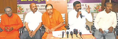 ಕಲಬುರಗಿ ಪತ್ರಿಕಾ ಭವನದಲ್ಲಿ ಗುರುವಾರ ನಡೆದ ಪತ್ರಿಕಾಗೋಷ್ಠಿಯಲ್ಲಿ ನಾಗಲಿಂಗಯ್ಯ ಮಠಪತಿ ಮಾತನಾಡಿದರು. ಪೂಜ್ಯ ಸಾರಂಗಧರ ದೇಶಿಕೇಂದ್ರ ಮಹಾಸ್ವಾಮಿಗಳು, ಗುರುಬಸವ ಸ್ವಾಮಿಗಳು, ರಾಜು ಲೇಂಗಟಿ, ಪ್ರೊ.ಶಿವರಾಜ ಪಾಟೀಲ್ ಇದ್ದರು.