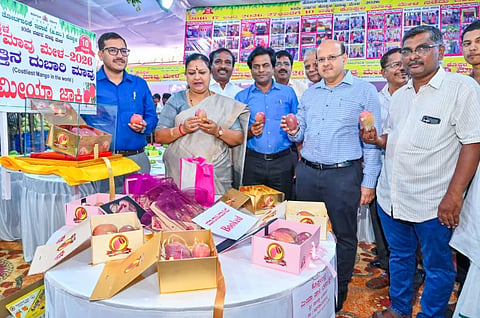 ಕೊಪ್ಪಳದಲ್ಲಿ ಆಯೋಜಿಸಿರುವ ಮಾವು ಮೇಳಕ್ಕೆ ವಿಪ ಸದಸ್ಯೆ ಹೇಮಲತಾ ನಾಯಕ ಚಾಲನೆ ನೀಡಿದರು. ಡಿಸಿ ಡಾ.ಸುರೇಶ ಬಿ.ಇಟ್ನಾಳ, ಜಿಪಂ ಸಿಇಒ ವರ್ಣಿತ್​ ನೇಗಿ, ತೋಟಗಾರಿಕೆ ಜಂಟಿ ನಿರ್ದೇಶಕ ಕೃಷ್ಣ ಉಕ್ಕುಂದ ಇದ್ದರು. 