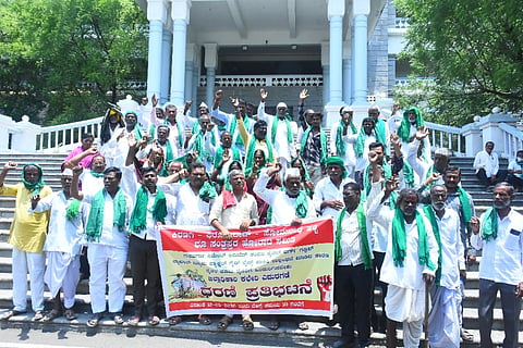 ಭೂಮಿ ಮರಳಿಸುವಂತೆ ಕಲಬುರಗಿಯ ಜಿಲ್ಲಾಧಿಕಾರಿ ಕಚೇರಿ ಮುಂದೆ ಹೊನ್ನಕಿರಣಗಿ,ಸೋಮನಾಥಹಳ್ಳಿ,ಫಿರೋಜಾಬಾದ ಗ್ರಾಮಗಳ ರೈತರು ಮಂಗಳವಾರ ಪ್ರತಿಭಟನೆ ನಡೆಸಿದರು. 