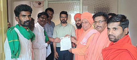 ಐನಾಪುರ ಏತ ನೀರಾವರಿ ಯೋಜನೆ ಕಾಮಗಾರಿ ಆರಂಭಿಸುವಂತೆ ಒತ್ತಾಯಿಸಿ ಕಲಬುರಗಿಯಲ್ಲಿ ಜಿಲ್ಲಾಧಿಕಾರಿ ಇಕ್ರಮ್​ ಶರೀಫ್​ ಅವರಿಗೆ ಚಿಂಚೋಳಿ ಮಠಾಧೀಶರು ಮನವಿಪತ್ರ ಸಲ್ಲಿಸಿದರು. ಶ್ರೀ ಚಿಕ್ಕಗುರುನಂಜೇಶ್ವರ ಮಹಾಸ್ವಾಮೀಜಿ, ಶ್ರೀ ಅಭಿನವ ರಾಚೋಟೇಶ್ವರ ಶಿವಾಚಾರ್ಯ, ಶ್ರೀ ಸಿದ್ದಲಿಂಗ ಶಿವಾಚಾರ್ಯ, ಶ್ರೀ ಪ್ರಭುಲಿಂಗ ದೇವರು, ಶ್ರೀ ಉಪಮನ್ಯು ಶಿವಾಚಾರ್ಯ, ಶಿವಾನಂದ ಮಾಲಿಪಾಟೀಲ್​, ಗೋಪಾಲ ಎಂ.ಪಿ., ಶರಣಬಸಪ್ಪ ಮಮಶೆಟ್ಟಿ ಇತರರಿದ್ದರು.