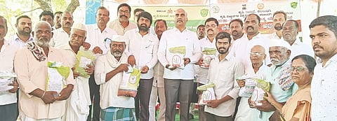  ಅಫಜಲಪುರದಲ್ಲಿ ಬಿತ್ತನೆ ಬೀಜ ವಿತರಣೆ ಹಾಗೂ ಖೇತ್​ ಬಚಾವೋ ಅಭಿಯಾನಕ್ಕೆ ಕೆಕೆಆರ್​ಟಿಸಿ ಅಧ್ಯ ಅರುಣಕುಮಾರ ಪಾಟೀಲ್​ ಚಾಲನೆ ನೀಡಿದರು. ಮಂಜುನಾಥ ಅಂಜುಟಗಿ, ಶಿವಾನಂದ ಗಾಡಿಸಾಹುಕಾರ, ಎಸ್​.ಎಚ್​.ಗಡಗಿಮನಿ ಇತರರಿದ್ದರು.