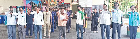 ಚಿಂಚೋಳಿ ಸಾರಿಗೆ ಟಕದಲ್ಲಿ ಬಾಲ ಕಾರ್ಮಿಕ ವಿರೋಧಿ ದಿನದ ನಿಮಿತ್ತ ಪ್ರತಿಜ್ಞಾವಿಧಿ ಬೋಧಿಸಲಾಯಿತು. ಸುರೇಶ ತೇಗಲತಿಪ್ಪಿ, ಬಸವರಾಜ ಪಾಟೀಲ್​, ಮಲ್ಲಮ್ಮ, ಸಂತೋಷ ಬೀರಾಪುರ, ಮಹಾದೇವ ನರನಾಳ, ಹಣಮಂತ ಇತರರಿದ್ದರು.