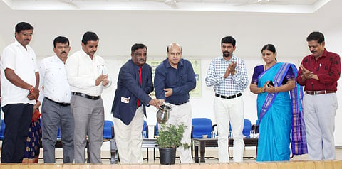 ಕೊಪ್ಪಳದಲ್ಲಿ ಆಯೋಜಿಸಲಾಗಿದ್ದ ವಿಶ್ವ ಬಾಲಕಾರ್ಮಿಕ ಪದ್ಧತಿ ವಿರೋಧಿ ದಿನ ಹಾಗೂ ಕಾನೂನು ಅರಿವು-ನೆರವು ಕಾರ್ಯಕ್ರಮವನ್ನು ಡಿಸಿ ಡಾ. ಸುರೇಶ ಬಿ. ಇಟ್ನಾಳ ಉದ್ಘಾಟಿಸಿದರು. ನ್ಯಾ. ಮಹಾಂತೇಶ ಎಸ್​. ದರಗದ, ಮಕ್ಕಳ ರಕ್ಷಣಾಧಿಕಾರಿ ಸಿಂಧು ಅಂಗಡಿ, ಡಿಡಿಪಿಐ ಸೋಮಶೇಖರಗೌಡ ಪಾಟೀಲ್​, ಜಿಲ್ಲಾ ತರಬೇತಿ ಸಂಸ್ಥೆ ಪ್ರಾಚಾರ್ಯ ಕೃಷ್ಣಮೂರ್ತಿ ದೇಸಾಯಿ, ಮಹಿಳಾ ಮತ್ತು ಮಕ್ಕಳ ಅಭಿವೃದ್ಧಿ ಇಲಾಖೆ ಅಪರ ಉಪನಿರ್ದೇಶಕ ಅಮರೇಶ ಇದ್ದರು.