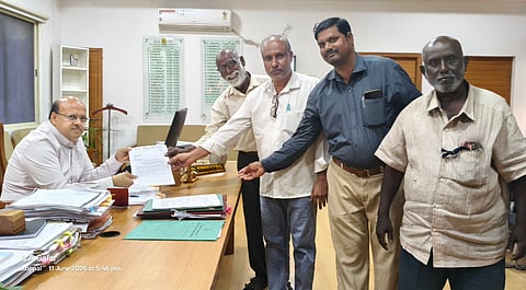 ನೈತಿಕ ಪೊಲೀಸ್​ ಗಿರಿ, ಗಾಂಜಾ ದಂಧೆ ನಿಯಂತ್ರಣಕ್ಕೆ ಆಗ್ರಹಿಸಿ ಜನಪರ ಸಂಘಟನೆಗಳ ಒಕ್ಕೂಟದ ನೇತೃತ್ವದಲ್ಲಿ ಡಿಸಿ ಡಾ. ಸುರೇಶ ಬಿ. ಇಟ್ನಾಳ ಮೂಲಕ ರಾಜ್ಯ ಸರ್ಕಾರಕ್ಕೆ ಮನವಿ ಸಲ್ಲಿಸಿದರು. ಪ್ರಮುಖರಾದ ಎಸ್​.ಎ. ಗಫಾರ್​, ಬಸವರಾಜ ಶೀಲವಂತರ್​, ಚನ್ನಬಸಪ್ಪ ಅಪ್ಪಣ್ಣವರ, ಶಿವಪ್ಪ ಹಡಪದ ಇದ್ದರು.