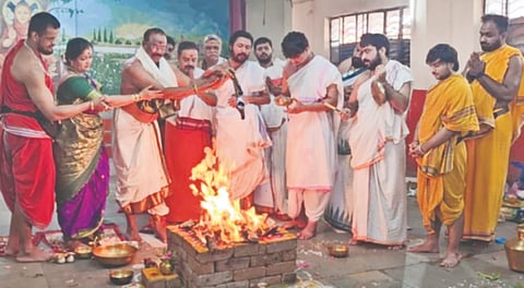 ಮಳೆಗಾಗಿ ದೇವಲಗಾಣಗಾಪುರದ ದತ್ತಾತ್ರೇಯ ದೇವಸ್ಥಾನದಲ್ಲಿ ಭಾನುವಾರ ಅರ್ಚಕರಿಂದ ಅಷ್ಟದ್ರವ್ಯ ಗಣಪತಿ ಹವನ ಹಾಗೂ ಜಪ ನಡೆಯಿತು. ನಾಗೇಶಭಟ್​ ಪೂಜಾರಿ, ಪ್ರಿಯಾಂಕ್​ ಪೂಜಾರಿ, ಪ್ರಖ್ಯಾತ ಪೂಜಾರಿ ಇದ್ದರು.