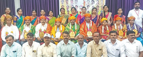 ಆಳಂದನಲ್ಲಿ ಧಂಗಾಪುರ ಸರ್ಕಾರಿ ಪ್ರೌಢಶಾಲೆಯ 2000-01ನೇ ಸಾಲಿನ ಹಳೇ ವಿದ್ಯಾರ್ಥಿಗಳಿಂದ ಹಮ್ಮಿಕೊಂಡಿದ್ದ ಗುರುವಂದನೆ ಕಾರ್ಯಕ್ರಮದಲ್ಲಿ ಶಿಕರನ್ನು ಸನ್ಮಾನಿಸಲಾಯಿತು. ಸ್ನೇಹಲತಾ ನಾಡಗೌಡ, ಸತೀಶ ಧಂಗಾಪುರ, ರವೀಂದ್ರ ಕಣ್ಣಿ, ರಾಮಚಂದ್ರ ಸುತಾರ, ಗಂಗಾಬಾಯಿ ಪಾಟೀಲ್​ ಇದ್ದರು.