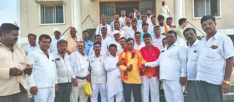 ಚಿಂಚೋಳಿಯಲ್ಲಿ ಹಮ್ಮಿಕೊಂಡಿದ್ದ ಬಂಜಾರ ಸಭೆಯಲ್ಲಿ ತಾಲೂಕು ವರದಣೆ ಪಿಡುಗು ನಿರ್ಮೂಲನೆ ಸಮಿತಿ ಪದಾಧಿಕಾರಿಗಳನ್ನು ಸತ್ಕರಿಸಲಾಯಿತು. ಮೇರಾಜ್​ ರಾಠೋಡ್​, ಮೋತಿರಾಮ ನಾಯಕ, ರಾಮಶೆಟ್ಟಿ ಪವಾರ್​, ಬಾಬುರಾವ, ಹೀರಾಸಿಂಗ್​ ರಾಠೋಡ್​ ಇತರರಿದ್ದರು.