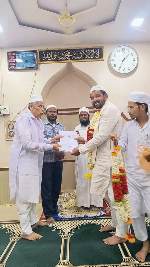 ಕೊಪ್ಪಳದ ಫಿದೋರ್ಸ್​ ಮಸೀದಿಗೆ ಅನುದಾಮ ಬಿಡುಗಡೆ ಪ್ರಮಾಣ ಪತ್ರವನ್ನು ನಗರಸಭೆ ಅಧ್ಯಕ್ಷ ಅಮ್ಜದ್​ ಪಟೇಲ್​ ಶುಕ್ರವಾರ ನೀಡಿದರು. ಇಮಾಮ್​ ಮೌಲಾನ ಸಿರಾಜುದ್ದೀನ್​ ರಶಾದಿ, ಆಡಳಿತ ಮಂಡಳಿ ಸಂಚಾಲಕ ಬಹದ್ದೂರ್​ ಖಾನ್​ ಇದ್ದರು. 