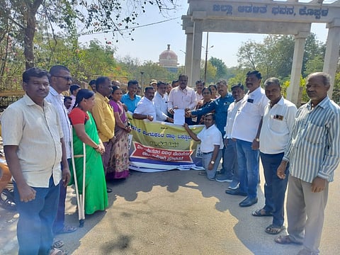 ವಿವಿದ ಬೇಡಿಕೆ ಈಡೇರಿಸುವಂತೆ ಒತ್ತಾಯಿಸಿ ಕರ್ನಾಟಕ ಅಂಗವಿಕಲರ ಒಕ್ಕೂಟದ ಜಿಲ್ಲಾ ಪದಾಧಿಕಾರಿಗಳು ಶುಕ್ರವಾರ ಕೊಪ್ಪಳದಲ್ಲಿ ಪ್ರತಿಭಟನೆ ನಡೆಸಿದರು. ಪದಾಧಿಕಾರಿಗಳಾದ ಮಲ್ಲಿಕಾರ್ಜುನ ಪೂಜಾರ, ಅನ್ವರ ಪಟೇಲ್​, ವಿರೇಶ ಹಾಲಗುಂಡಿ, ಅನುರಾಧ, ರಾಯನಗೌಡ, ಮಂಜುನಾಥ, ಹನುಮಾ, ಆದಪ್ಪ, ಸಿದ್ದಲಿಂಗಮ್ಮ ಇದ್ದರು. 