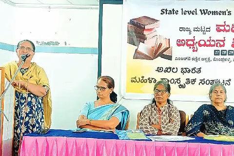 ಕೊಂಡ್ಲಹಳ್ಳಿಯ ಎಂಆರ್‌ಟಿ ಕಣ್ಣಾಸ್ಪತ್ರೆಯಲ್ಲಿ ಶನಿವಾರ ಎಐಎಂಎಂಎಸ್‌ನಿಂದ ಮೂರು ದಿನಗಳ ರಾಜ್ಯ ಮಟ್ಟದ ಮಹಿಳಾ ಅಧ್ಯಯನ ಶಿಬಿರಕ್ಕೆ ಬಿ.ಆರ್. ಅಪರ್ಣಾ ಚಾಲನೆ ನೀಡಿದರು. ಜಿ.ಎಸ್.ಸೀಮಾ, ಎನ್. ಮಂಜುಳಾ, ಹರಿಣಿ ಆಚಾರ್ಯ, ಎಸ್. ಶೋಭಾ ಇತರರು ಇದ್ದರು. organization
