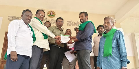 ಜಾತಿ ಆದಾಯ ಪತ್ರ ವಿತರಣೆ ವಿಳಂಬ ಖಂಡಿಸಿ ರೈತ ಸಂಘದ ಹಸಿರು ಸೇನೆಯ ಅಧ್ಯಕ್ಷ ಡಾ.ಬಿ.ಕೆ.ವಿನೋದಕುಮಾರಗೌಡ ಹಾಗೂ ಪದಾಧಿಕಾರಿಗಳು ತಹಸೀಲ್ದಾರ್​ ಎಂ.ಅನಿಲ್​ ಅವರಿಗೆ ಮನವಿ ಸಲ್ಲಿಸಿದರು. ರಾಜ್ಯ ಗೌರವಾಧ್ಯಕ್ಷ ರಾಜಣ್ಣ, ಪದಾಧಿಕಾರಿಗಳಾದ ಡಾ.ಕಿರಣ್​, ಗೋಪಿನಾಥ್​, ಸೆಲ್ವಕುಮಾರ್​, ಕುಮಾರ್​, ಡಾ.ರಾಜು, ನೆಹರೂ ಇತರರು ಇದ್ದರು. 