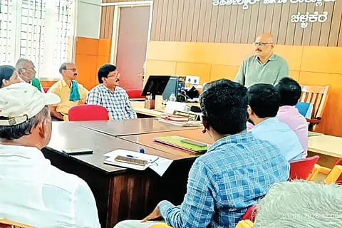 ಚಳ್ಳಕೆರೆ ತಾಲೂಕು ಕಚೇರಿಯಲ್ಲಿ ಶನಿವಾರ ತಹಸೀಲ್ದಾರ್ ರೇಹಾನ್ ಪಾಷ ಅಧ್ಯಕ್ಷತೆಯಲ್ಲಿ ಬೆಳೆ ವಿಮೆ ಕುರಿತು ರೈತರ ಕುಂದುಕೊರತೆ ಸಭೆ ನಡಡೆಯಿತು. ರೈತರಾದ ರೆಡ್ಡಿಹಳ್ಳಿ ವೀರಣ್ಣ, ಡಾ.ಸಿ. ಶಿವಲಿಂಗಪ್ಪ, ಎಚ್. ಪ್ರಕಾಶ್, ಬಾಷಾ, ಶ್ರೀಕಂಠಪ್ಪ, ತಿಪ್ಪೇರುದ್ರಪ್ಪ ಇತರರು ಇದ್ದರು. Meeting