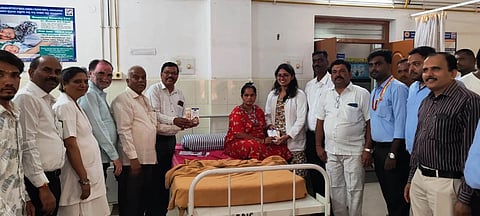 ಚಾಮರಾಜನಗರ ಜಿಲ್ಲಾಸ್ಪತ್ರೆಯ ತಾಯಿ ಮತ್ತು ಮಕ್ಕಳ ವಿಭಾಗದಲ್ಲಿರುವ ಒಳ ರೋಗಿಗಳಿಗೆ  ವಿಶ್ವ ಹಾಲು ದಿನದ ಅಂಗವಾಗಿ ನಂದಿನಿ ಹಾಲಿನ ಪ್ಯಾಕೆಟ್‌ಗಳನ್ನು ಚಾಮುಲ್ ನಿರ್ದೇಶಕರಾದ ಎಚ್.ಎಸ್. ಬಸವರಾಜು, ಸದಾಶಿವಮೂರ್ತಿ, ಕಮರವಾಡಿ  ರೇವಣ್ಣ, ಎಂ.ಡಿ ರಾಜಕುಮಾರ್  ಅವರು ವಿತರಣೆ ಮಾಡಿದರು. ಡಾ.ಪ್ರದೀಪ್, ಚಿನ್ನಬೋವಿ, ಶಿವಕುಮಾರ್, ಡಾ.ಅಮರ್ ಇತರರು ಇದ್ದರು.