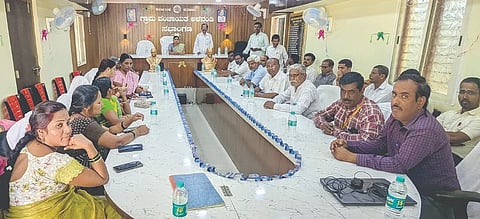 ಅಳವಂಡಿ ಗ್ರಾಪಂನಲ್ಲಿ ಗಣರಾಜ್ಯೋತ್ಸವ ಪೂರ್ವಭಾವಿ ಸಭೆ ನಡೆಯಿತು. ಗ್ರಾಪಂ ಅಧ್ಯಕ್ಷೆ ಶಂಕ್ರಮ್ಮ ಜೋಗಿನ, ಸದಸ್ಯರಾದ ಗುರು ಬಸವರಾಜ, ರೇಣುಕಪ್ಪ, ಹನುಮಂತಪ್ಪ ಮೂಲಿಮನಿ, ಮಂಜುನಾಥ ಬೆದವಟ್ಟಿ, ಹನುಮಂತಪ್ಪ ಮೋರನಾಳ, ವಿಶ್ವನಾಥ ದೋತರಗಾವಿ, ಭಾರತಿ ಬೆಣಕಲ್, ಹನುಮವ್ವ, ರೇಣುಕಾ ರೆಡ್ಡಿ, ಗೌಸಬೀ ತಟಗಾರ, ಸಿಆರ್‌ಪಿ ವಿಜಯಕುಮಾರ ಟಿಕಾರೆ ಇತರರಿದ್ದರು.