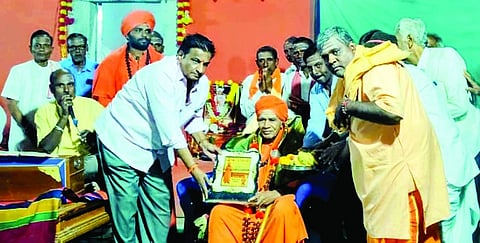ಬೆಟಗೇರಿ ಗ್ರಾಮದ ಮುಂಡರಗಿ ಅನ್ನದಾನೀಶ್ವರ ಶಾಖಾಮಠದಲ್ಲಿ ಶ್ರೀ ಅನ್ನದಾನೀಶ್ವರ ಜಗದ್ಗುರುಗಳಿಗೆ ಬೆಟಗೇರಿ ಸದ್ಬಕ್ತರು ಗುರವಂದನೆ ಸಲ್ಲಿಸಿದರು. ಶ್ರೀ ಮಹಾದೇವ ಸ್ವಾಮೀಜಿ, ಪ್ರಮುಖರಾದ ಬಸವರಾಜ, ರಮೇಶ, ವೀರೇಶ, ಗುರುಬಸಯ್ಯ, ಸೋಮಪ್ಪ, ಪ್ರಭು ಇತರರಿದ್ದರು.