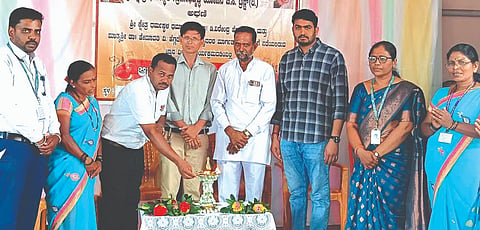 ಅಡಹಳ್ಳಿಯಲ್ಲಿ ಹಮ್ಮಿಕೊಂಡಿದ್ದ ನೇತ್ರ ತಪಾಸಣೆ ಉಚಿತ ಶಿಬಿರವನ್ನು ಡಾ.ಅಭಿದಲಿ ಉದ್ಘಾಟಿಸಿದರು. ಜಗದೀಶ ಕೆ.ಎಚ್., ಡಾ.ಮಲ್ಲಿಕಾರ್ಜುನ ಹಿರೇಮಠ, ಬಸವಂತ ಗುಡ್ಡಾಪುರ, ಮಂಜುಳಾ ಪತ್ತಾರ ಇತರರಿದ್ದರು.