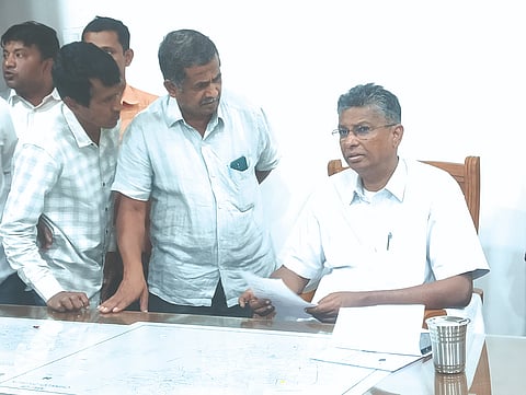 ಚಿಕ್ಕೋಡಿ ಸಂಸದರ ಕಚೇರಿಯಲ್ಲಿ ಸಚಿವ ಸತೀಶ ಜಾರಕಿಹೊಳಿ ಸಾರ್ವಜನಿಕರ ಕುಂದು ಕೊರತೆ ಆಲಿಸಿದರು. ವೀರಕುಮಾರ ಪಾಟೀಲ, ಮಾರುತಿ ಕುಂದಿ ಇತರರಿದ್ದರು.