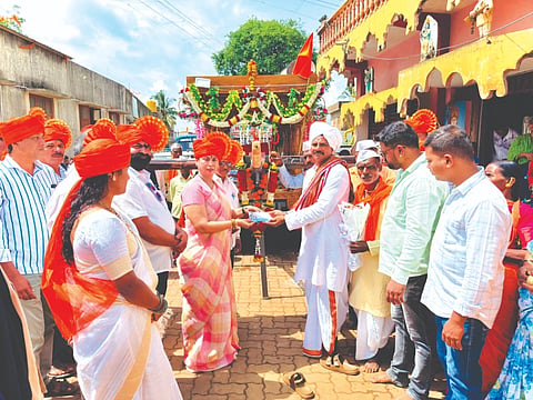 ಬೆಳಗಾವಿ ತಾಲೂಕಿನ ವಾವಾಡೆ&ಸಾವಗಾಂವ ಗ್ರಾಮದಲ್ಲಿ ಪಂಢರಪುರಕ್ಕೆ ತೆರಳುವ ವಾರಕರಿ ಭಕ್ತರ ಪಾದಯಾತ್ರೆ ಅಂಗವಾಗಿ ಾನೋಬಾತುಕಾರಾಂ ಪಾಯಿ ದಿಂಡಿ ಸೋಳಾಹ ಹಾಗೂ ಭವ್ಯ ಪಲ್ಲಕಿ ಉತ್ಸವಕ್ಕೆ ಲಕ್ಷಿ$್ಮ ಹೆಬ್ಬಾಳ್ಕರ್​ ಚಾಲನೆ ನೀಡಿದರು. ಜನಪ್ರತಿನಿಧಿಗಳು, ಪದ ಮುಖಂಡರು, ಕಾರ್ಯಕರ್ತರು ಹಾಗೂ ಭಕ್ತರು ಇದ್ದರು.