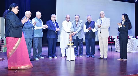 ನಗರದ ಕೆಎಲ್ಎಸ್ ರಾಜಾ ಲಖಮಗೌಡ ಕಾನೂನು ಮಹಾವಿದ್ಯಾಲಯದಲ್ಲಿ ಈಚೆಗೆ ಹಮ್ಮಿಕೊಂಡಿದ್ದ ವಿಚಾರ ಸಂಕಿರಣವನ್ನು ಗಣ್ಯರು ಉದ್ಘಾಟಿಸಿದರು. ಎ.ಎಸ್.ಪಾಶ್ಚಾಪುರೆ, ಎ.ಕೆ.ಟಗಾರೆ, ಪಿ.ಎಸ್.ಸಾವುಕಾರ, ಆರ್.ಎಸ್.ಮುತಾಲಿಕ, ಡಾ.ಎ.ಎಚ್.ಹವಾಲ್ದಾರ್, ಪ್ರೊ.ಶಿಲ್ಪಾ ರಾಯ್ಕರ್ ಇತರರಿದ್ದರು.