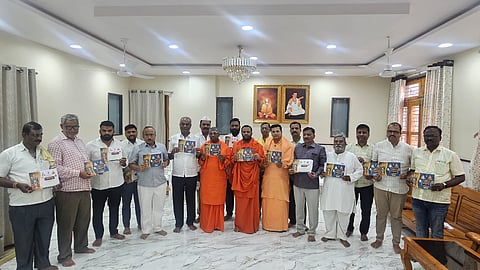ಅಥಣಿ ಗಚ್ಚಿನಮಠದಲ್ಲಿ ಮಹಾಶಿವರಾತ್ರಿ ಅಂಗವಾಗಿ ಹಮ್ಮಿಕೊಂಡಿರುವ ಕಾರ್ಯಕ್ರಮಗಳ ಆಮಂತ್ರಣ ಪತ್ರಿಕೆ ಬಿಡುಗಡೆಗೊಳಿಸಲಾಯಿತು. ಶಿವಬಸವ ಸ್ವಾಮೀಜಿ, ಮಲ್ಲಿಕಾರ್ಜುನ ಸ್ವಾಮೀಜಿ, ವಿವೇಕಾನಂದ ಸ್ವಾಮೀಜಿ, ಶಿವಾನಂದ ದಿವಾನಮಳ, ಹನುಮಂತ ಕಾಲುವೆ, ಸಿದ್ದಣ್ಣ ಮಹಾಜನ ಇತರರಿದ್ದರು.    