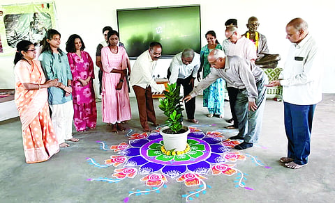 ಅಥಣಿ ನಗರದಲ್ಲಿ ಹಮ್ಮಿಕೊಂಡಿದ್ದ ಬುದ್ಧದೇವ ಉಪಾಸನೆ ಮತ್ತು ಜೀವನ ಕೌಶಲ ಮಾರ್ಗದರ್ಶನ ಕಾರ್ಯಕ್ರಮವನ್ನು ಗಣ್ಯರು ಉದ್ಘಾಟಿಸಿದರು. ಸುಹಾಸ ದಾತಾರ, ಬಾಳಾಸಾಹೇಬ ಲೋಕಾಪುರ, ಜೆ.ಪಿ.ದೊಡಮನಿ, ಸ್ವಾತಿ ಕುಲಕರ್ಣಿ ಇತರರಿದ್ದರು.