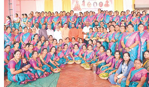 ಅಥಣಿ ಗಚ್ಚಿನಮಠದಲ್ಲಿ ಮುತ್ತೆÊದೆಯರಿಗೆ ಉಡಿ ತುಂಬುವ ಕಾರ್ಯಕ್ರಮ ಜರುಗಿತು. ಶಿವಬಸವ ಸ್ವಾಮೀಜಿ, ವಿವೇಕಾನಂದ ಸ್ವಾಮೀಜಿ, ಮಲ್ಲಿಕಾರ್ಜುನ ಸ್ವಾಮೀಜಿ, ಶಿವಾನಂದ ದಿವಾನಮಳ, ಶಕುಂತಲಾ ದಿವಾನಮಳ, ಸಾವಿತ್ರಿ ಸೋಸಿ ಇತರರಿದ್ದರು.