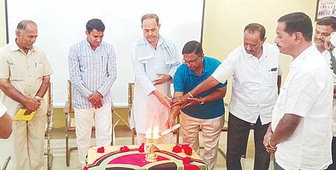 ಬನ್ನೂರಿನ ಸಮೀಪದ ಯಾಚೇನಹಳ್ಳಿ ಗ್ರಾಮದಲ್ಲಿ ನಡೆದ ಅಡಿಕೆ, ತೆಂಗು ಬೆಳೆಗಳ ಕಾರ್ಯಾಗಾರವನ್ನು ಯಾಚೇನಹಳ್ಳಿ ಪ್ರಾಥಮಿಕ ಕೃಷಿ ಪತ್ತಿನ ಸಹಕಾರ ಸಂಘದ ಅಧ್ಯಕ್ಷ ವೈ.ಎನ್. ಶಂಕರೇಗೌಡ ಉದ್ಘಾಟಿಸಿದರು. ಡಾ. ಮಂಜುನಾಥ್, ಡಾ. ಪಾಂಡುರಂಗ, ಕೆ.ಟಿ. ವೆಂಕಟೇಶ್, ವೈ.ಕೆ.ಕ್ಯಾತೇಗೌಡ ಸೇರಿದಂತೆ ಪ್ರಮುಖರು ಇದ್ದರು.