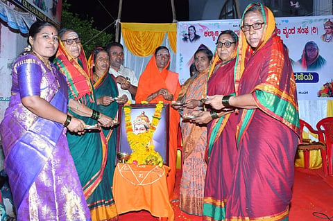 ಬಸವಕಲ್ಯಾಣದ ಕೇತಕಿ ಸಂಗಮೇಶ್ವರ ಕಲ್ಯಾಣ ಮಂಟಪದಲ್ಲಿ  ಕಲ್ಯಾಣ ನಾಡು ಗ್ರಾಮೀಣ ಜನಪದ ಸಂಘದಿಂದ ಸೋಮವಾರ ಆಯೋಜಿಸಿದ್ದ ವಿಶ್ವ ತಾಯಂದಿರ ದಿನಾಚರಣೆಯಲ್ಲಿ ಬಸವಣ್ಣನವರ ಭಾವ ಚಿತ್ರಕ್ಕೆ ಪೂಜೆ ಸಲ್ಲಿಸಲಾಯಿತು. ಸಿದ್ದಮ್ಮ ಮಲಶೆಟ್ಟೆ, ಸರಸ್ಪತಿ ಬಿರಾದಾರ, ನಿರ್ಮಲಾ ಪಾರ, ಲಕ್ಷ್ಮೀ ತೋಂಟೆ, ಪಾರ್ವತಿ ಬಿರಾದಾರ, ವೀರಶೆಟ್ಟಿ ಮಲಶೆಟ್ಟಿ ಇದ್ದರು.