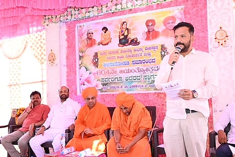 ಬಸವಕಲ್ಯಾಣ ತಾಲೂಕಿನ ಧನ್ನೂರ(ಕೆ) ಗ್ರಾಮದಲ್ಲಿ ಮಂಗಳವಾರ  ಮಹಾಶಿವಶರಣೆ ಹೇಮರಡ್ಡಿ ಮಲ್ಲಮ್ಮ ದೇವಸ್ಥಾನ ನೂತನ ಕಟ್ಟಡದ ಲೋಕಾರ್ಪಣೆ ಹಾಗೂ ಕಳಸಾರೋಹಣ ಸಮಾರಂಭದಲ್ಲಿ ಮಾಜಿ ಎಂಎಲ್​ಸಿ ವಿಜಯಸಿಂಗ್​ ಮಾತನಾಡಿದರು. ಶ್ರೀ ಪ್ರಣವಾನಂದ ಸ್ವಾಮೀಜಿ, ಶ್ರೀ ಡಾ.ಅಭಿನವ ನಲಿಂಗ ರುದ್ರಮುನಿ ಶಿವಾಚಾಯ, ಧನರಾಜ ತಾಳಂಪಳ್ಳಿ, ನರಸಿಂಗರೆಡ್ಡಿ ಗದಲೆಗಾಂವ ಇದ್ದರು