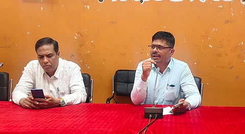 ಬಸವಕಲ್ಯಾಣ ತಾಲೂಕು ಪಂಚಾಯಿತಿ ಸಭಾಂಗಣದಲ್ಲಿ ಮಂಗಳವಾರ ನಡೆದ ಕುಡಿಯುವ ನೀರಿನ ನಿರ್ವಹಣೆ ಕುರಿತ ಸಭೆಯಲ್ಲಿ ತಾಪಂ ಇಒ ಅಧಿಕಾರಿ ರಮೇಶ ಸುಲ್ಪಿ ಮಾತನಾಡಿದರು. ಮಹ್ಮದ್​ ಸಲೀಂ ಇದ್ದರು.