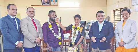 ಬಸವಕಲ್ಯಾಣದಲ್ಲಿ ಶನಿವಾರ ಆಯೋಜಿಸಿದ್ದ ರಾಷ್ಟ್ರೀಯ ಲೋಕ ಅದಾಲತ್​ನಲ್ಲಿ ನ್ಯಾಯಾಧೀಶರ ಸಮ್ಮುಖದಲ್ಲಿ ವಿಚ್ಛೇದನ ಬಯಸಿದ ದಂಪತಿ ರಾಜಿ ಸಂದಾನದ ಮೂಲಕ ಮತ್ತೆ ಒಂದಾದರು.   