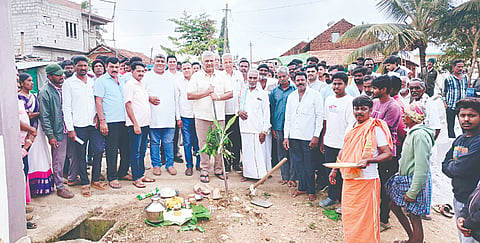 ಬೆಟ್ಟದಪುರ ಸಮೀಪದ ವಡ್ಡರಬೈಲಕುಪ್ಪೆಯಲ್ಲಿ ಕೆರೆ ಕಾಲುವೆ, ಸೇವಾ ರಸ್ತೆ ನಿರ್ಮಾಣ ಕಾಮಗಾರಿಗೆ ಸಚಿವ ಕೆ.ವೆಂಕಟೇಶ್ ಭೂಮಿ ಪೂಜೆ ನೆರವೇರಿಸಿದರು. ನಿತಿನ್ ವೆಂಕಟೇಶ್, ಪುಟ್ಟರಾಜು, ಸ್ವಾಮಿ, ರಹಮತ್ ಜಾನ್ ಬಾಬು, ಜಯಶ್ರೀ, ರಾಜೇಶ್ ಇದ್ದರು.