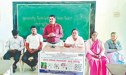  ಬೆಟ್ಟದತುಂಗ ಸರ್ಕಾರಿ ಪ್ರೌಢಶಾಲೆಯಲ್ಲಿ ಆರೋಗ್ಯ ಕೇಂದ್ರದ ವತಿಯಿಂದ ಆಯೋಜಿಸಿದ ಡೆಂಘೆ ಜಾಗೃತಿ ಕಾರ್ಯಕ್ರಮದಲ್ಲಿ ಆರೋಗ್ಯ ನಿರೀಕ್ಷಕ ಎಚ್.ಎಸ್ ರವಿ ಮಾತನಾಡಿದರು. ಮಮತಾ, ಗಿರಿಜಾ, ವಿ.ಮೋಹನಕುಮಾರ್ ಇತರರಿದ್ದರು.