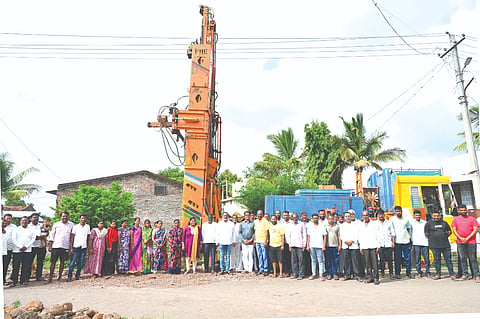 ಬೋರಗಾಂವದಲ್ಲಿ ಬೋರವೆಲ್ ಕಾಮಗಾರಿಗೆ ಯುವ ಮುಖಂಡ ಉತ್ತಮ ಪಾಟೀಲ ಚಾಲನೆ ನೀಡಿದರು. ದಿಗಂಬರ ಕಾಂಬಳೆ, ರುಕ್ಸಾನಾ ಅಪರಾಜ, ಅಭಯಕುಮಾರ ಮಗದುಮ್ಮ, ಪಿಂಟು ಕಾಂಬಳೆ ಇತರರಿದ್ದರು.