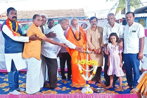 ಚೌಳಹಿರಿಯೂರಿನ ಶ್ರೀ ಸ್ವರ್ಣಗೌರಿ ಹಾಗೂ ಶ್ರೀ ರುದ್ರೇಶ್ವರ ಸ್ವಾಮಿ ಸಮುದಾಯ ಭವನವನ್ನು ಎಡೆಯೂರಿನ ಶ್ರೀ ರೇಣುಕ ಶಿವಾಚಾರ್ಯ ಸ್ವಾಮೀಜಿ ಉದ್ಘಾಟಿಸಿದರು. ಹಾಲಪ್ಪ , ನಾಗರಾಜ್‌ರಾವ್ ಮತ್ತಿತರರಿದ್ದರು.