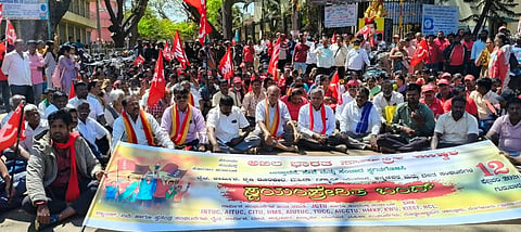 ದೊಡ್ಡಬಳ್ಳಾಪುರದ ಸಿದ್ದಲಿಂಗಯ್ಯ ವೃತ್ತದಲ್ಲಿ ಕೇಂದ್ರ ಕಾರ್ಮಿಕ ಸಂಟನೆಗಳ ಜಂಟಿ ಸಮಿತಿ ಮತ್ತು ಸಂಯುಕ್ತ ಹೋರಾಟ ಕರೆ ನೀಡಿದ್ದ ಬಂದ್​ ವೇದಿಕೆ ಕಾರ್ಯಕ್ರಮದಲ್ಲಿ ಮುಖಂಡರಾದ ಪಿ.ಎ.ವೆಂಕಟೇಶ್​, ಕಾರಹಳ್ಳಿ ಶ್ರೀನಿವಾಸ, ಮುನಿಪಾಪಯ್ಯ, ವೆಂಕಟೇಶ್​ ಇತರರು ಇದ್ದರು.