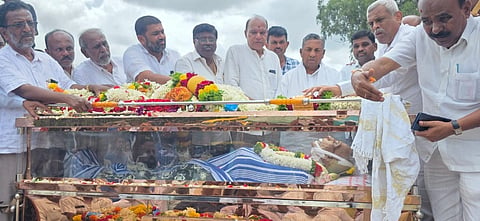 ದೊಡ್ಡಬಳ್ಳಾಪುರ ಪ್ರವಾಸಿ ಮಂದಿರದಲ್ಲಿ ಮಾಜಿ ಶಾಸಕ ವೆಂಕಟಾಚಲಯ್ಯ ಪಾರ್ಥಿವ ಶರೀರಕ್ಕೆ ಗಣ್ಯರು ಅಂತಿಮ ನಮನ ಸಲ್ಲಿಸಿದರು. ಸಚಿವ ಕೆ.ಎಚ್​.ಮುನಿಯಪ್ಪ, ಮಾಜಿ ಶಾಸಕ ವೆಂಕಟರಮಣಯ್ಯ, ಬಮುಲ್​ ನಿರ್ದೇಶಕ ಬಿ.ಸಿ.ಆನಂದ್​ ಕುಮಾರ್​, ಮುಖಂಡರಾದ ಜಿ.ಲಕ್ಷಿ$್ಮಪತಿ, ಡಿ.ಸಿ.ಶಶಿಧರ್​, ಅಪ್ಪಿ ವೆಂಕಟೇಶ್​, ಪ್ರೇಮ್​ ಕುಮಾರ್​ ರಮೇಶ್​ ಇದ್ದರು.