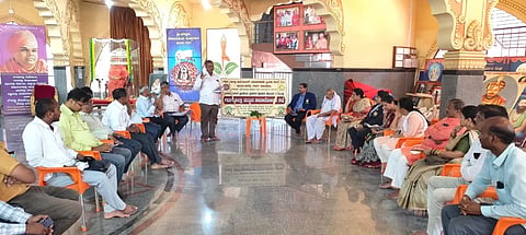   ಗದಗ ತೊಂಟದಾರ್ಯ ಮಠದಲ್ಲಿ ಏರ್ಪಡಿಸಿದ್ದ ಯೋಗಾಸನ ಕ್ರೀಡೆ ಪ್ರಸಾರ, ಪ್ರಚಾರ ಪ್ರಯುಕ್ತ ಸಮಾಲೋಚನೆ ಸಭೆಯಲ್ಲಿ ರುದ್ರಣ್ಣ ಗುಳಗುಳಿ ಮಾತನಾಡಿದರು. ಎ. ನಟರಾಜ, ಎಂ. ಎಸ್​. ಶಿರಿಯಣ್ಣವರ, ಡಾ. ಎನ್​. ಎಸ್​. ಹದ್ಲಿ, ಪ್ರಭು ಜಕ್ಕನಗೌಡ್ರ, ಷಡಕ್ಷರಿ ಮೆಣಸಿನಕಾಯಿ, ಸಂಜೀವಕುಮಾರ ಹಡಗಲಿ, ಆನಂದ ಸರಗಾವಿ, ವೆಂಕಟೇಶ ಜಿತೂರಿ, ಗಂಗಾಧರ ಕೆಂಗಾರ, ಬಸವರಾಜ ವಾರಿ, ಜಯಶ್ರೀ ಡಾವಣಗೇರಿ, ಸುಮಂಗಲಾ ಹದ್ಲಿ, ಎಂ. ವಿ. ಕಲಹಾಳ, ಡಾ. ಎಸ್​. ಎಸ್​. ಹಿರೇಮಠ, ಕೆ. ಎಸ್​. ಪಲ್ಲೆದ, ಶಿವಲೀಲಾ ಅಕ್ಕಿ ಇತರರು ಹೇಳಿದರು.