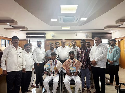 ಅಂತಾರಾಷ್ಟ್ರೀಯ ಚಾಂಪಿಯನ್​ಶಿಪ್​ನಲ್ಲಿ ಭಾರತಕ್ಕೆ ಚಿನ್ನದ ಪದಕ ಪಡೆದ ಸ್ಪಧಿರ್ಗಳನ್ನು ಜಿಲ್ಲಾಧಿಕಾರಿ ಸಿ. ಎನ್​. ಶ್ರೀಧರ ಶುಕ್ರವಾರ ಸನ್ಮಾನಿಸಿದರು. ಸಿ. ಎನ್​. ಶ್ರಿಧರ, ಶರಣು ಗೋಗೇರಿ, ವಸಂತ ಮಡ್ಲೂರು, ಬಸವರಾಜ ಬಳ್ಳಾರಿ ಇತರರು ಇದ್ದರು.