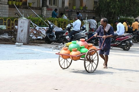 ಸಾರ್ವಜನಿಕರು ಕುಡಿವ ನೀರನ್ನು ತಳ್ಳುವ ಗಾಡಿಯಲ್ಲಿ ತರುತ್ತಿರುವುದು.