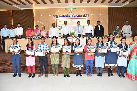 ಜಿಲ್ಲಾಡಳಿತ ಭವನದಲ್ಲಿ ನಡೆದ ಬಾಲಕಾಮಿರ್ಕ ವಿರೋಧಿ ದಿನಾಚರಣೆಯಲ್ಲಿ ಸ್ಪರ್ಧಾ ವಿಜೇತ ಮಕ್ಕಳಿಗೆ ಬಹುಮಾನ ವಿತರಿಸಲಾಯಿತು. ಸಿ.ಎಸ್​. ಶ್ರಿಧರ, ಸಿ. ಆರ್​. ಮುಂಡರಗಿ, ವಸಂತ ಮಡ್ಲೂರು ಇತರರು ಇದ್ದರು.