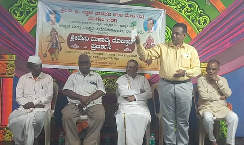 ಗದಗ ಅಡವೀಂದ್ರಸ್ವಾಮೀ ಮಠದಲ್ಲಿ ಏರ್ಪಡಿಸಿದ್ದ ದೊಡ್ಡಾಟ ಕಾರ್ಯಕ್ರಮದಲ್ಲಿ ರಾಜೇಂದ್ರ ಗಡಾದ ಮಾತನಾಡಿದರು. ಮಹೇಶ್ವರಿ ಸ್ವಾಮೀಗಳು, ಬಿ. ಬಿ. ಬಣ್ಣದ, ಅಶೋಕ ಬಣ್ಣದ, ಜಿ. ಎಂ. ಯಾನಮಶೆಟ್ಟಿ, ಬಿ. ಎಂ. ಬಿಳೆಯಲಿ ಇತರರು ಇದ್ದರು. 