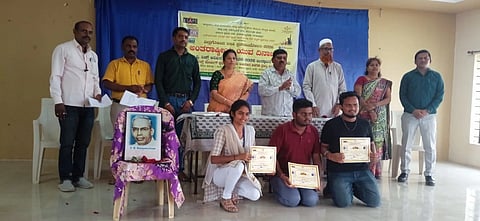 ಸರ್ಕಾರಿ ಕಾಲೇಜಿನಲ್ಲಿ ಅಂತರಾಷ್ಟ್ರೀಯ ಯುವ ದಿನಾಚರಣೆ   ವಿಜಯವಾಣಿ ಸುದ್ದಿಜಾಲ ಗದಗ  ಜಿಲ್ಲಾ ಆಡಳಿತ ಮತ್ತು ಜಿಲ್ಲಾ ಆರೋಗ್ಯ ಮತ್ತು ಕುಟುಂಬ ಕಲ್ಯಾಣ ಇಲಾಖೆ ಸಹಯೋಗದಲ್ಲಿ ಬುಧವಾರ ತಾಲೂಕಿನ ನರಸಾಪೂರ ಗ್ರಾಮದ ಸರ್ಕಾರಿ ಪ್ರಥಮ ದರ್ಜೆ ಕಾಲೇಜಿನಲ್ಲಿ ಜಿಲ್ಲಾ ಮಟ್ಟದ ಅಂತರಾಷ್ಟ್ರೀಯ ಯುವ ದಿನ ಹಾಗೂ ಎಚ್​ಐವಿ ಅರಿವಿನ ಮಾಸಾಚರಣೆ ಉದ್ಘಾಟನಾ ಕಾರ್ಯಕ್ರಮ ಜರುಗಿತು. ಸಮಾರಂಭ ಉದ್ಘಾಟಿಸಿ ಮಾತನಾಡಿದ ಆರೋಗ್ಯ ಇಲಾಖೆ ಅಧಿಕಾರಿ  ಡಾ. ಅರುಂಧತಿ ಕೆ., ಯೌವನವನ್ನು ಸದುಪಯೋಗ ಪಡಿಸಿಕೊಳ್ಳಲು ಮಾನಸಿಕ, ದೈಹಿಕ, ಸಾಮಾಜಿಕ ಆರೋಗ್ಯದ ಕಡೆ ಗಮನ ಹರಿಸಬೇಕು. ಸಮಾಜದಲ್ಲಿ ಒಳ್ಳೆಯ ಸಂಪನ್ಮೂಲ ವ್ಯಕ್ತಿಗಳಾಗಿ ಬೆಳೆಯಬೇಕು. ಇಂದಿನ ಯುವಕರು ಸಧೃಢ ಆರೋಗ್ಯವನ್ನು ಹೊಂದಿ, ದೇಶದ ಭವಿಷ್ಯ ರೂಪಿಸಲು ಕೈಜೋಡಿಸಬೇಕು. ಇಂದಿನ ಯುವ ಜನಾಂಗದಲ್ಲಿ ಸಾಮಾಜಿಕ ಮೌಲ್ಯಗಳು ಕಡಿಮೆ ಆಗಿವೆ. ಗುರು ಹಿರಿಯರು, ತಂದೆ ತಾಯಿ ಎನ್ನುವ ಗೌರವವಿಲ್ಲದೆ ಆಧುನಿಕ ಮಾಧ್ಯಮದ ತಂತ್ರಜ್ಞಾನಕ್ಕೆ ಮಾರು ಹೋಗಿದ್ದಾರೆ. ದೇಶದಲ್ಲಿ ಶೇ. 40ರಷ್ಟು ಇರುವ ಯುವಜನರು ತಮ್ಮ ಜವಾಬ್ದಾರಿಯನ್ನು ಅರಿತು ದೇಶದ ಒಳಿತಿಗೆ ಪೂರಕವಾದ ತೀರ್ಮಾಣವನ್ನು ಕೈಗೊಂಡು ಸಧೃಡವಾದ ದೇಶ ಕಟ್ಟಲು ಮುಂದಾಗಬೇಕು. ರಕ್ತದಾನ ಮಾಡಲು ಎಚ್​ಬಿ ಪ್ರಮಾಣ 12.5 ಗ್ರಾಂ ಇರಬೇಕು. ತೂಕ 45 ಕೆಜಿ. ಗಿಂತ ಹೆಚ್ಚು ಇರಬೇಕು. 18 ರಿಂದ 60 ವಯೋಮಾನದ ಪುರುಷ ಮಹಿಳೆ ಎಂಬ ಬೇಧ ಇಲ್ಲದೆ ಯಾರು ಬೇಕಾದರೂ ರಕ್ತದಾನ ಮಾಡಬಹುದು ಎಂದು ತಿಳಿಸಿದರು.  ಆರೋಗ್ಯ ಇಲಾಖೆ ಸಹಾಯಕ ಅಧಿಕಾರಿ ಐಸಿಟಿಸಿ ಮೇಲ್ವಿಚಾರಕ ಬಿ. ಬಿ. ಲಾಳಗಟ್ಟಿ ಮಾತನಾಡಿ, ಇಂದಿನ ಯುಗದಲ್ಲಿ ಯುವಕರು ಆರೋಗ್ಯ ಅರಿವನ್ನು ಮೂಡಿಸಬೇಕು. ಸುಸ್ಥಿರ ಅಭಿವೃದ್ಧಿಯನ್ನು ಸಾ-ಧಿಸಲು ಯುವಕರು ಶಿಣಕ್ಕೆ ಹೆಚ್ಚು ಪ್ರಾಮುಖ್ಯತೆ ನೀಡಬೇಕು. ಜಾತಿ, ಧರ್ಮ, ಲಿಂಗ, ಗುಂಪು ಆಧಾರಿತ ಸವಾಲುಗಳನ್ನು ಎದುರುಸಿ ಯುವಕರು ಸನ್ನಡತೆಯನ್ನು ಅಳವಡಿಸಿಕೊಳ್ಳಬೇಕು ಎಂದರು. ಪ್ರಾಚಾರ್ಯ ಡಾ. ಶಿವಪ್ಪ ಕುರಿ ಮಾತನಾಡಿ, ಯುವಕರು ದುಶ್ಚಟಗಳಿಂದ ದೂರವಿದ್ದು, ಯವ್ವನವನ್ನು ಜೋಪಾನ ಮಾಡಿಕೊಳ್ಳಬೇಕು. ದುರಾಚಾರಿಗಳಿಂದ ದೂರವಿದ್ದ ಸಮಾಜಕ್ಕೆ ಒಳ್ಳೇಯ ಕೊಡುಗೆ ನೀಡಬೇಕು. ಇಲಾಖೆಯ ವಿವಿಧ ಸಾಮಾಜಿಕ ಕಾರ್ಯಗಳಲ್ಲಿ ಭಾಗವಹಿಸಿ ಸಾಮಾಜಿಕ ಸೇವೆಗೆ ಮುಂದಾಗಬೇಕು ಎಂದರು. ಕಾರ್ಯಕ್ರಮದಲ್ಲಿ ವಿದ್ಯಾಥಿರ್ಗಳಿಕೆ ಸದೃಢ ಆರೋಗ್ಯ ಮತ್ತು ಸನ್ನಡತೆ ಕುರಿತು ಪ್ರಮಾಣ ವಚನ ಬೋಧಿಸಲಾಯಿತು. ಸಾಧಕ ವಿದ್ಯಅಥಿರ್ಗಳಿಗೆ ಪ್ರಮಾಣಪತ್ರ ವಿತರಿಸಲಾಯಿತು. ಪ್ರೊ. ಖಲೀಲ ಅಹ್ಮದ,  ಪ್ರೊ. ಕ್ಯಾರಕೋಪ್ಪ, ಚೆನ್ನಮ್ಮ, ಮಹೇಶ ಎಸ್​. ಎಸ್​.ಕೆ., ಪ್ರೊ. ಮಹಾದೇವ ವಡೇಕಾರ, ಪ್ರೊ. ಕವಿತಾ ಜಂಬಗಿ ಇತರರು ಇದ್ದರು.    ಪೊಟೋ 12ಜಿಡಿಜಿ08 ಗದಗ ಸರ್ಕಾರಿ ಕಾಲೇಜಿನಲ್ಲಿ ಅಂತರಾಷ್ಟ್ರೀಯ ಯುವ ದಿನಾಚರಣೆ ಆಚರಿಸಲಾಯಿತು. ಅರುಂಧತಿ ಕೆ, ಬಿ.ಬಿ. ಲಾಳಗಟ್ಟಿ, ಪ್ರೊ. ಖಲೀಲ ಅಹ್ಮದ,  ಪ್ರೊ. ಕ್ಯಾರಕೋಪ್ಪ ಇತರರು ಇದ್ದರು.