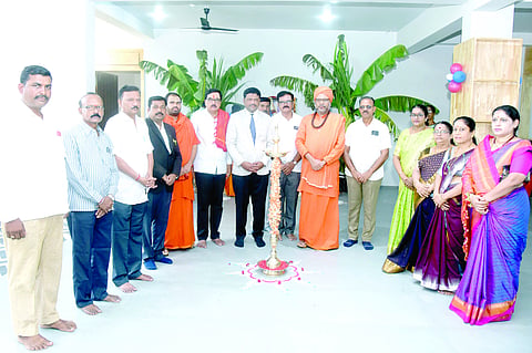 ಗೋಕಾಕ ಚನ್ನಬಸವೇಶ್ವರ ವಿದ್ಯಾಪೀಠದಲ್ಲಿ ನಿರ್ಮಿಸಿದ ಗ್ರಂಥಾಲಯವನ್ನು ಸಂಪತಕುಮಾರ ಬಳ್ಳೋಲಗಿಡದ ಉದ್ಘಾಟಿಸಿದರು. ಮುರುಘರಾಜೇಂದ್ರ ಸ್ವಾಮೀಜಿ, ಬಸವಪ್ರಭು ಸ್ವಾಮೀಜಿ, ಸುಭಾಸ ಬಿರಾದಾರ ಪಾಟೀಲ ಇತರರಿದ್ದರು.