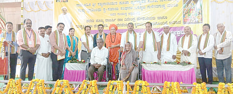  ಗುಳೇದಗುಡ್ಡದಲ್ಲಿ ಧರ್ಮಸ್ಥಳ ಗ್ರಾಮಾಭಿವೃದ್ಧಿ ಯೋಜನೆ ಪ್ರಾದೇಶಿಕ ನಿರ್ದೇಶಕ ಚಂದ್ರಶೇಖರ್ ವೃದ್ಧ ಮತ್ತು ವಿಕಲಚೇತನರಿಗೆ ವೀಲ್ ಚೇರ್ ವಿತರಿಸಿದರು. ಅಭಿನವ ಒಪ್ಪತ್ತೇಶ್ವರ ಶ್ರೀಗಳು, ಅಭಿನವ ಕಾಡಸಿದ್ಧೇಶ್ವರ ಶ್ರೀಗಳು, ಪುರಸಭೆ ಮಾಜಿ ಅಧ್ಯಕ್ಷೆ ಭಾಗ್ಯಾ ಉದ್ನೂರ, ಜೆಡಿಎಸ್ ಜಿಲ್ಲಾಧ್ಯಕ್ಷ ಹನುಮಂತ ಮಾವಿನಮರದ, ಮಾಜಿ ಶಾಸಕ ರಾಜಶೇಖರ ಶೀಲವಂತ ಇದ್ದರು.