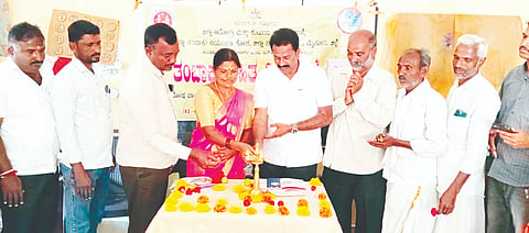 ಎಚ್.ಡಿ.ಕೋಟೆ ತಾಲೂಕಿನ ಹೆಗ್ಗಡ ಪುರ ಗ್ರಾಮದಲ್ಲಿ ವಿಶ್ವ ತಂಬಾಕು ರಹಿತ ದಿನಾಚರಣೆ ಕಾರ್ಯಕ್ರಮವನ್ನು ತಾಲೂಕು ಆರೋಗ್ಯ ಅಧಿಕಾರಿ ಡಾ.ಟಿ.ರವಿಕುಮಾರ್ ಉದ್ಘಾಟಿಸಿದರು. ಗ್ರಾಪಂ ಅಧ್ಯಕ್ಷೆ ಇಂದ್ರಮ್ಮ, ರವಿ, ಕುಮಾರ್ ಇತರರು ಇದ್ದರು.