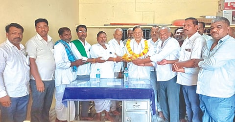 ಹಂದಿಗುಂದ ಮಲ್ಲಿಕಾರ್ಜುನ ವಿವಿಧೋದ್ದೇಶ ಪಿಕೆಪಿಎಸ್ ಸಂಘದ ಕಾರ್ಯಾಲಯದಲ್ಲಿ ಪ್ರತಾಪರಾವ ಪಾಟೀಲ ಅವರನ್ನು ಸನ್ಮಾನಿಸಲಾಯಿತು. ಗಿರಿಮಲ್ಲಪ್ಪ ಸುಳ್ಳನವರ, ಧರೆಪ್ಪ ಚಿನಗುಂಡಿ, ಪರಪ್ಪ ಬುದ್ನಿ ಇತರರಿದ್ದರು.