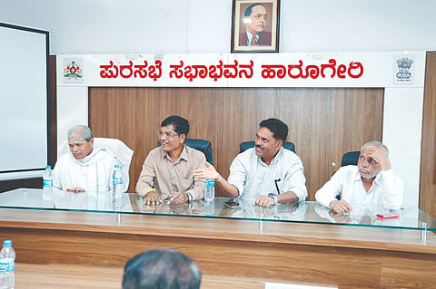 ಹಾರೂಗೇರಿ ಪಟ್ಟಣದ ಪುರಸಭೆ ಸಭಾಭವನದಲ್ಲಿ ಹಮ್ಮಿಕೊಂಡಿದ್ದ ಪೂರ್ವಭಾವಿ ಸಭೆಯಲ್ಲಿ ಡಾ.ಎಲ್.ಎಸ್.ಜಂಬಗಿ ಮಾತನಾಡಿದರು. ಐ.ಆರ್.ಮಠಪತಿ, ವಸಂತ ಲಾಳಿ, ಜಿನ್ನಪ್ಪ ಅಸ್ಕಿ ಇದ್ದರು.