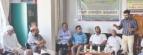 ಬೆಲ್ಲದ ಬಾಗೇವಾಡಿಯಲ್ಲಿ ಹಮ್ಮಿಕೊಂಡಿದ್ದ ಖೇತ ಬಚಾವೋ ಅಭಿಯಾನದಲ್ಲಿ ಜಂಟಿ ಉಪಕಷಿ ನಿರ್ದೇಶಕ ಸಹದೇವ ಯರಗೊಪ್ಪ ಮಾತನಾಡಿದರು. ಪವನ ಕತ್ತಿ, ಶ್ರೀಕಾಂತ ಖೇಮಲಾಪುರೆ, ಎಂ.ಎಸ್.ಪಟಗುಂದಿ ಇತರರಿದ್ದರು.