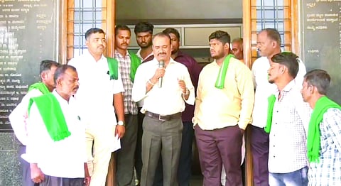 ಪ್ರತಿಭಟನಾ ನಿರತ ರಾಜನಕೋಡಿ ನಿವಾಸಿಗಳನ್ನು ಉದ್ದೇಶಿಸಿ ಪುರಸಭೆ ಮುಖ್ಯಾಧಿಕಾರಿ ಈಶ್ವರ ಸಿದ್ನಾಳ ಮಾತನಾಡಿದರು. ಬಸವರಾಜ ಮಲಕಾಯಿ, ಶಾಮ ಬಡಿಗೇರ ಇತರರಿದ್ದರು.